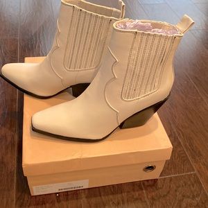 Billini Size 7 White Cowboy Booties